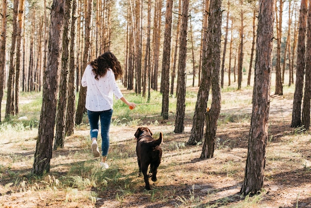 Giovane donna facendo un picnic con il suo cane