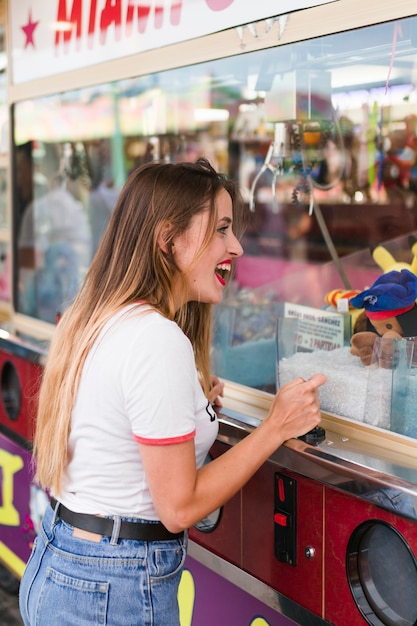 Giovane donna felice che mangia gelato