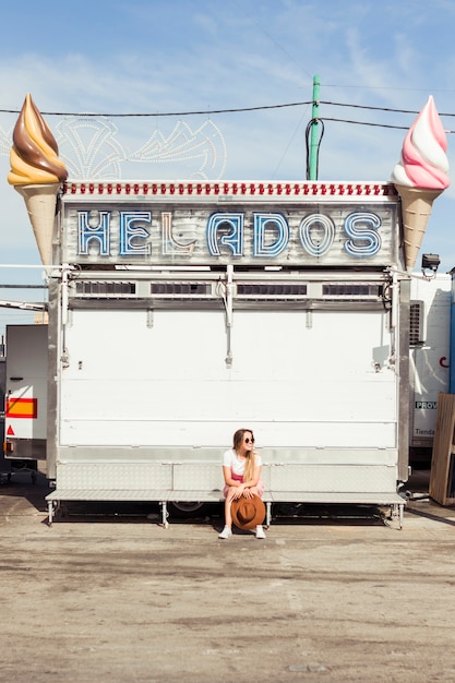 Giovane donna felice che mangia gelato