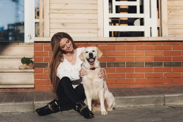 giovane donna felice con il cane all'aperto