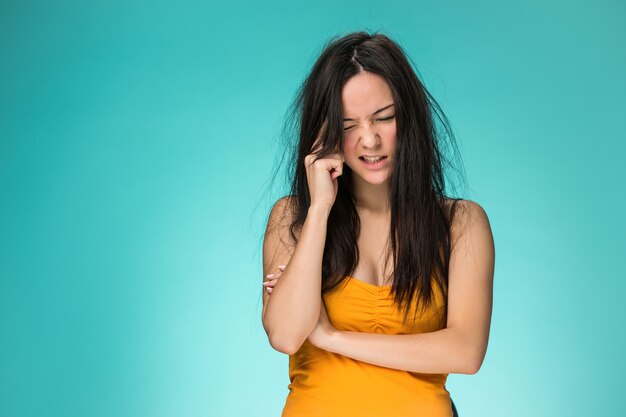 Giovane donna frustrata che ha i capelli cattivi