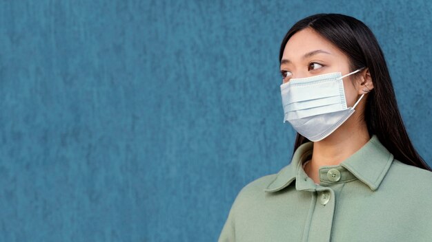 Giovane donna giapponese che indossa la maschera