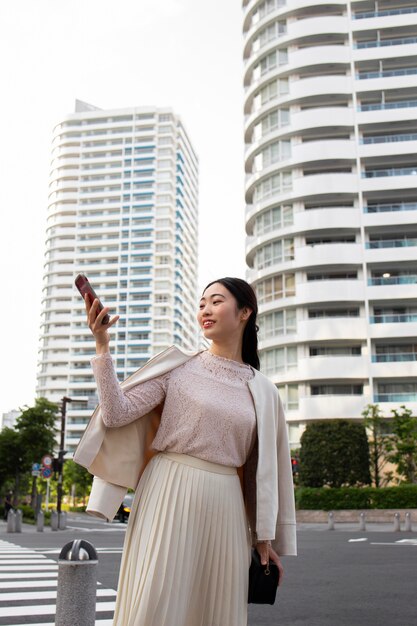 Giovane donna giapponese con una gonna bianca all'aperto