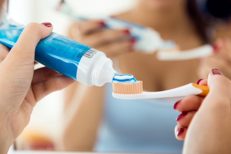 Foto gratuito giovane donna graziosa che pulisce i suoi denti nel bagno.