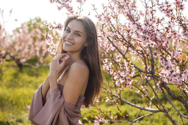 giovane donna graziosa in giardino fiorito