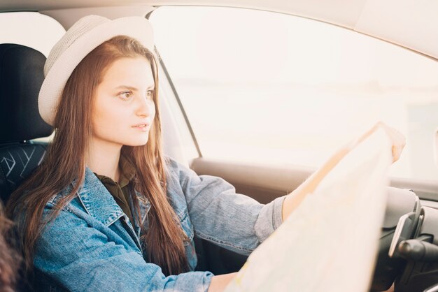 Giovane donna guida auto