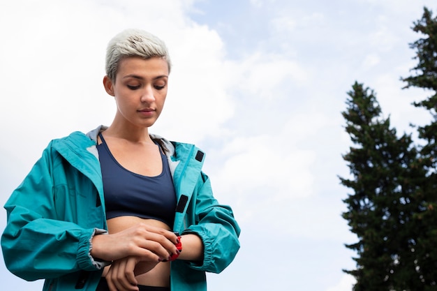 Giovane donna in abiti sportivi in natura