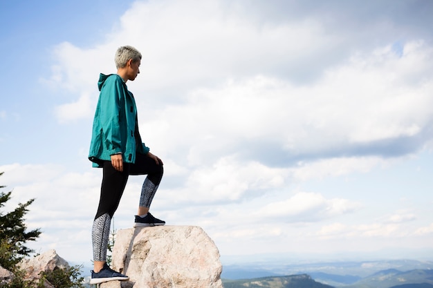 Giovane donna in abiti sportivi in natura