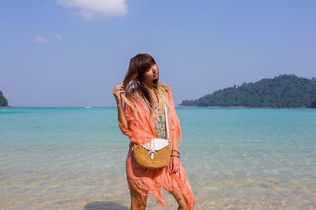 Giovane donna in abito da spiaggia boho alla moda