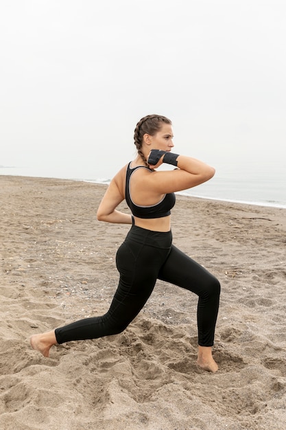 Giovane donna in allenamento sportivo