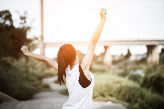 Giovane donna in buona salute che si scalda allenamento all&#39;aperto prima dell&#39;allenamento al parco.