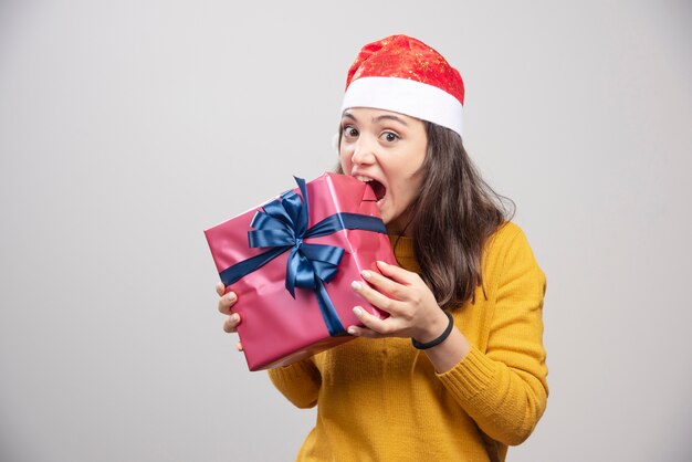 Giovane donna in confezione regalo mordace del cappello della Santa.