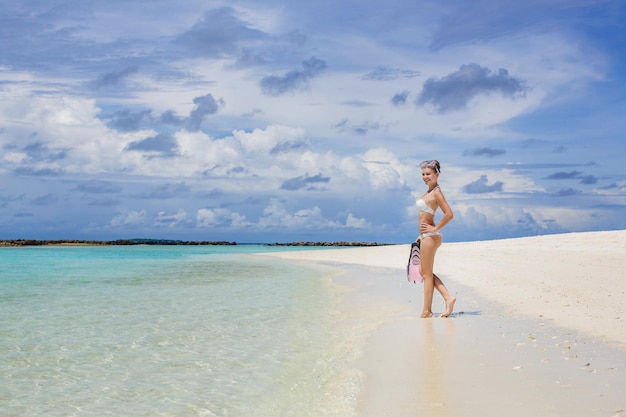giovane donna in costume da bagno sulla spiaggia delle Maldive