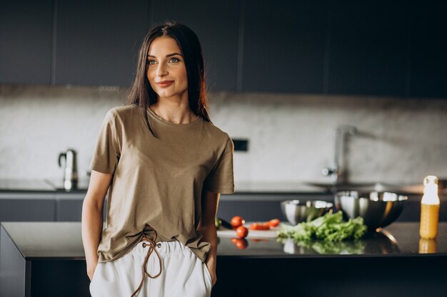 Giovane donna in cucina a preparare la cena