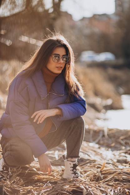 Giovane donna in giacca blu fuori nel parco