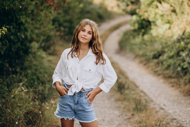 Giovane donna in piedi nel parco