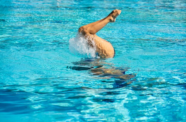 Giovane donna in posa all'interno della piscina