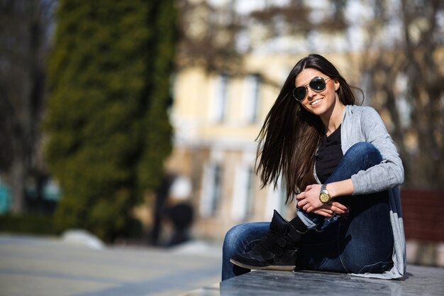 Giovane donna in posa in città