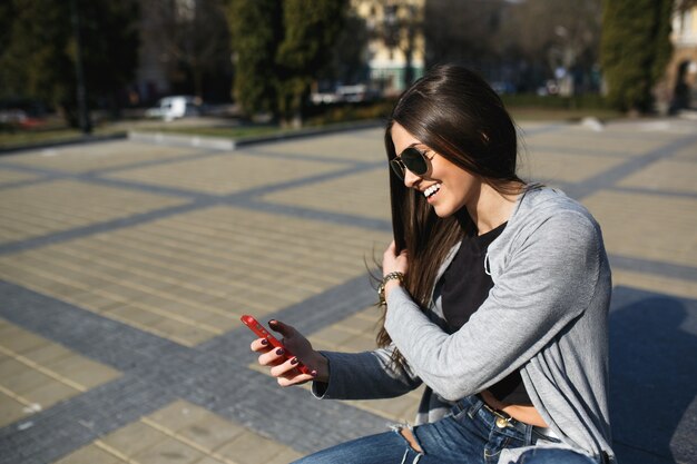 Giovane donna in posa in città