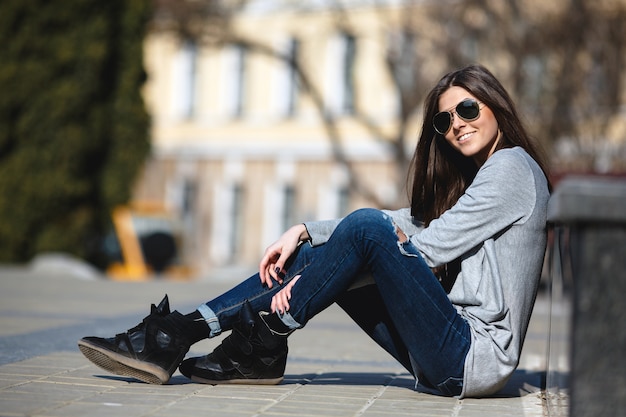 Giovane donna in posa in città