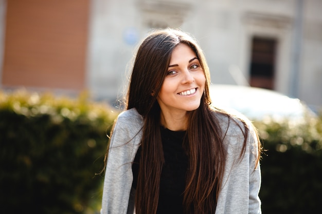 Giovane donna in posa in città