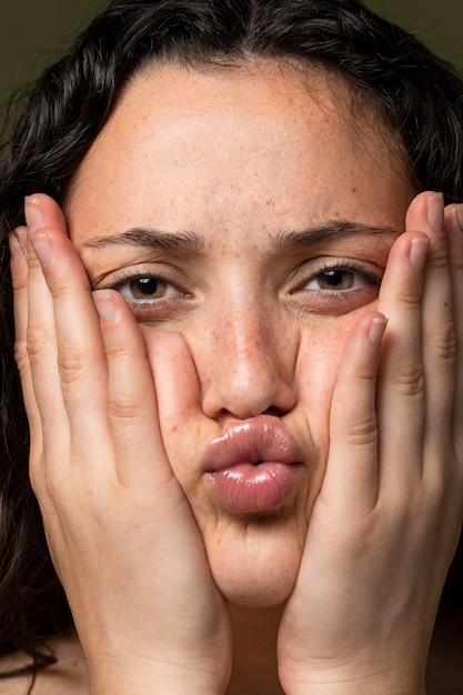 Giovane donna in posa vista frontale