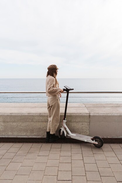 Giovane donna in sella a uno scooter elettrico