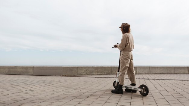 Giovane donna in sella a uno scooter elettrico