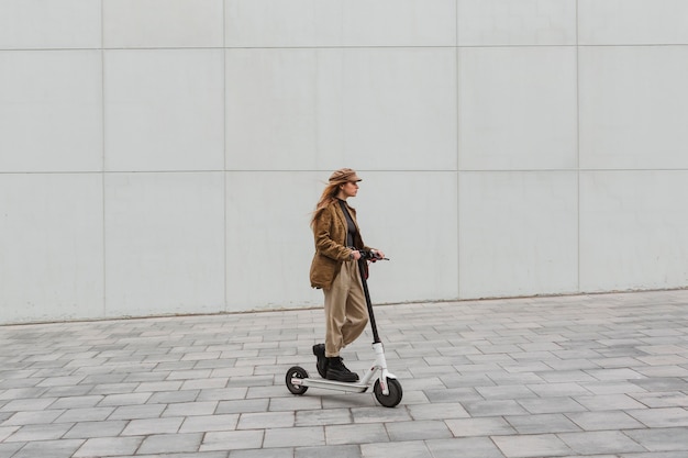 Giovane donna in sella a uno scooter elettrico