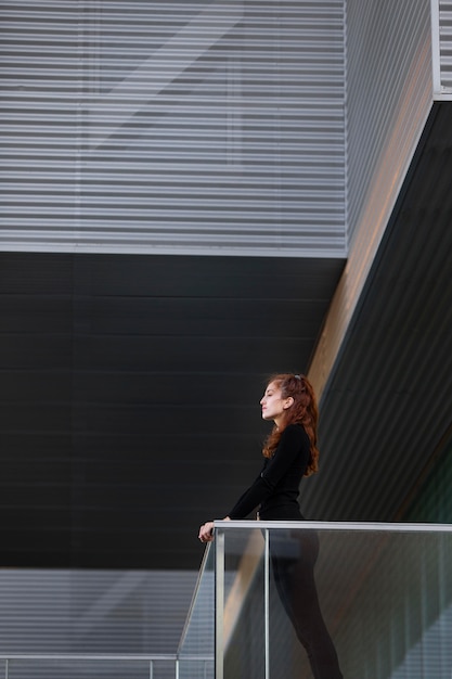 Giovane donna in un ambiente urbano pulito