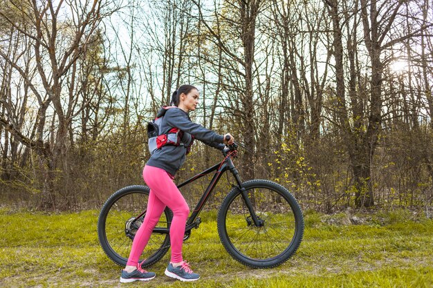 Giovane donna in un&#39;escursione con la sua bicicletta