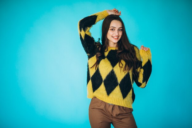 Giovane donna in un maglione caldo