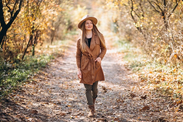 Giovane donna in un parco in autunno