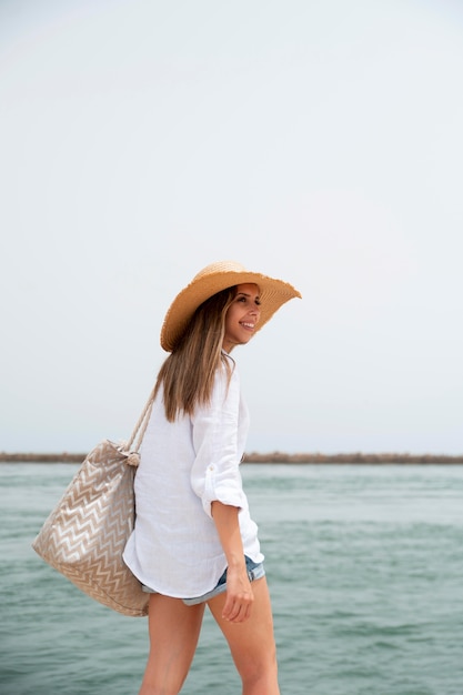 Giovane donna in viaggio senza covid in riva al mare