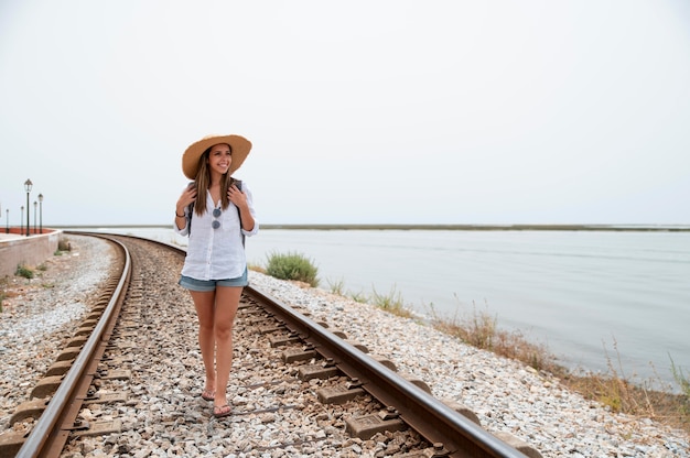 Giovane donna in viaggio senza covid