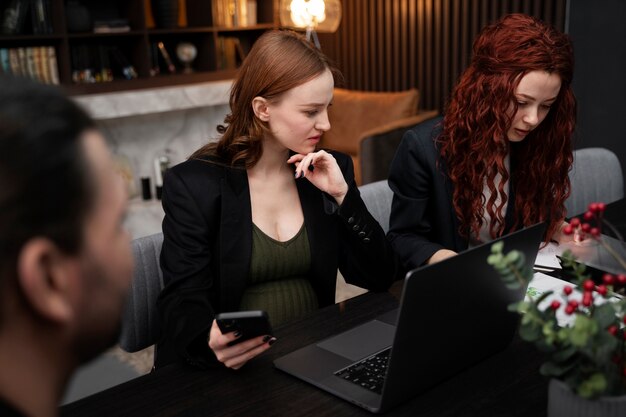 Giovane donna incinta al lavoro