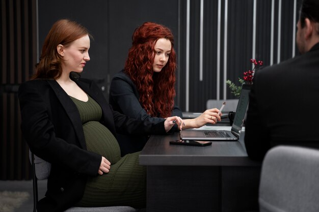 Giovane donna incinta al lavoro