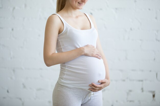 Giovane donna incinta. Torso close-up