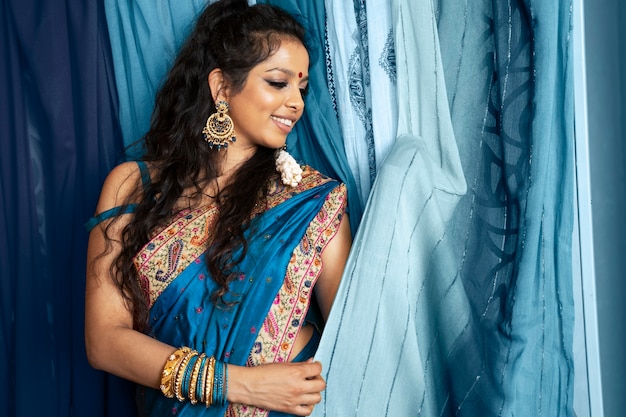 Giovane donna indiana che indossa sari