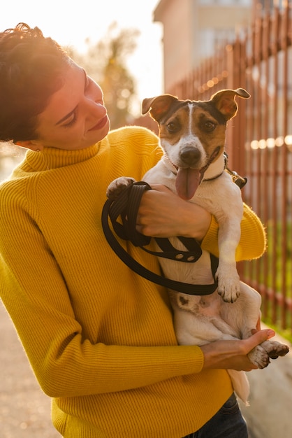 Giovane donna innamorata del suo animale domestico