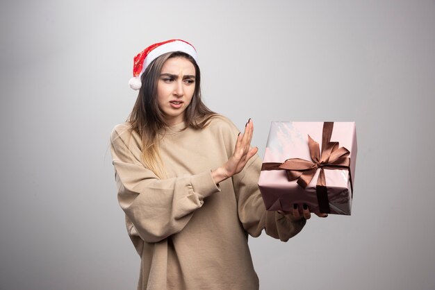 Giovane donna insoddisfatta di un regalo di Natale.