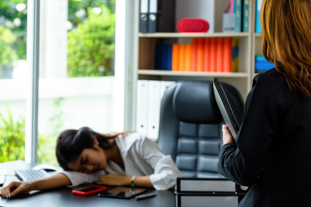 Giovane donna lavoratrice stanca di lavorare