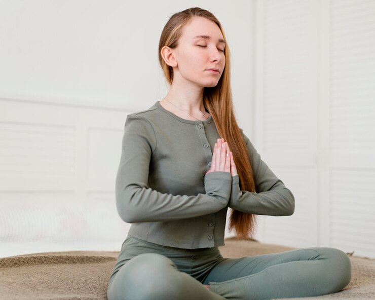 Foto gratuito giovane donna meditando a casa