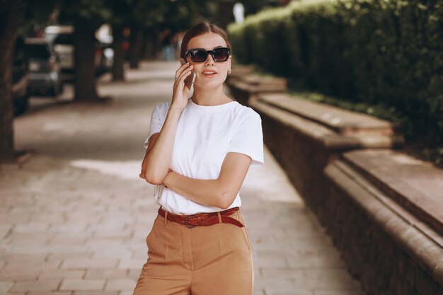 Giovane donna nel centro città parlando al telefono