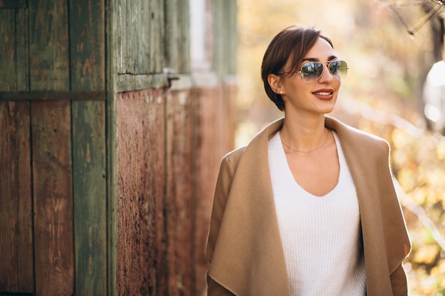 Giovane donna nel parco d&#39;autunno