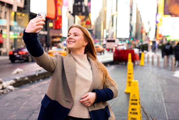 Giovane donna nella città di New York durante il giorno