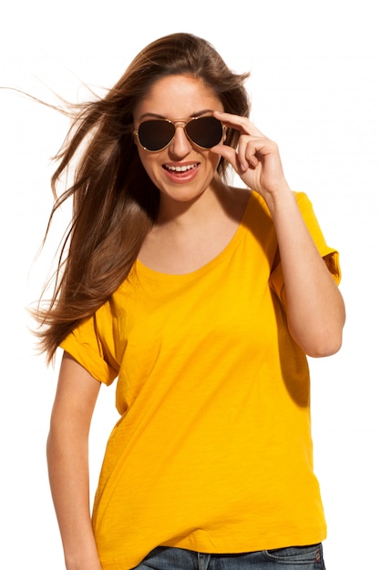 Giovane donna positiva in occhiali da sole