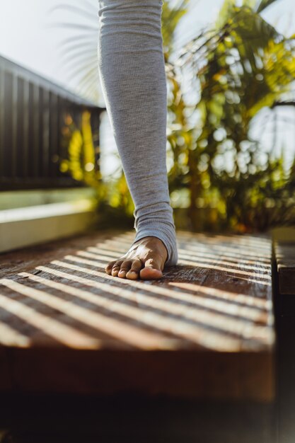 Giovane donna pratica dello yoga