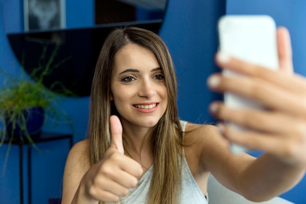 Giovane donna prendendo un selfie