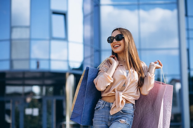 Giovane donna presso il centro commerciale